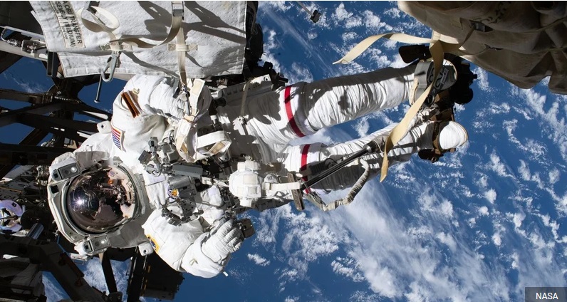 Туристов пустят в открытый космос на полтора часа