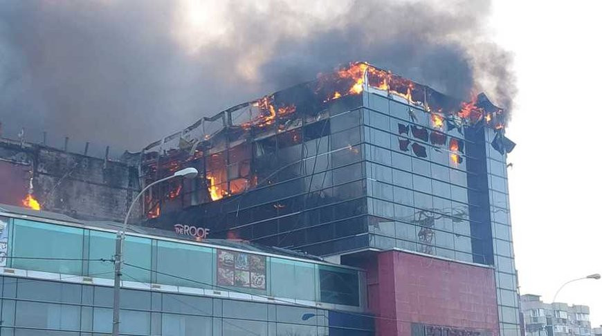 В Бухаресте из-за крупного пожара в ТЦ обвалилась крыша