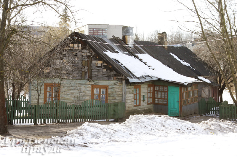 Частный дом в центре Гродно давно признан непригодным для проживания, но гродненка продолжает в нем жить 