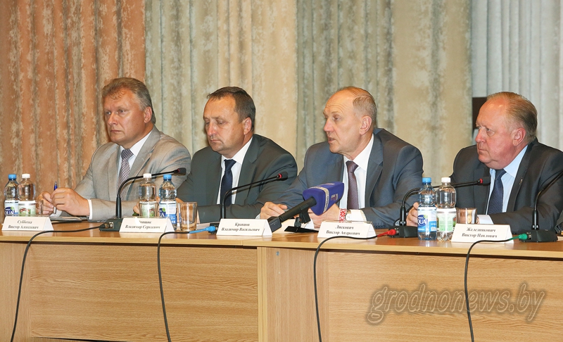Председатель облисполкома Владимир Кравцов провел пресс-конференцию в Свислочском районе