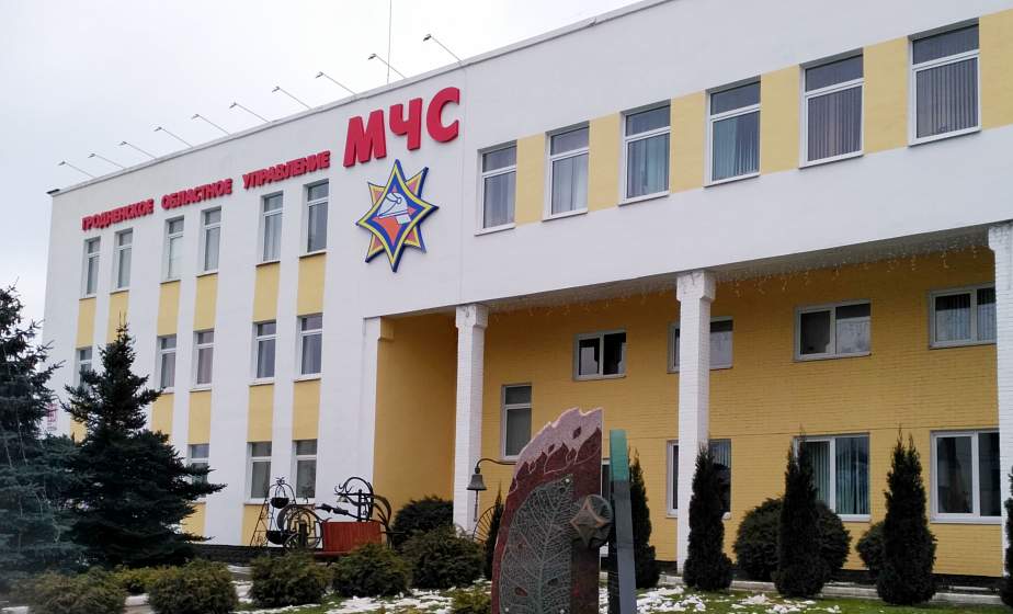 Закурил и уснул с сигаретой. Под Гродно мужчина едва не погиб на пожаре дома