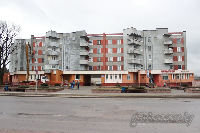 На одной из центральных улиц Мостов – Советской – началось обновление многоэтажной застройки