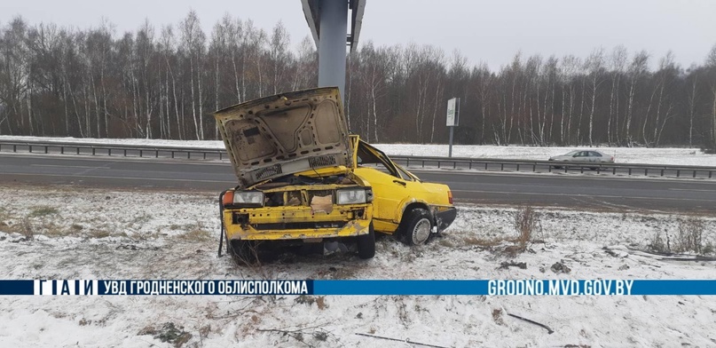Автомобиль врезался в рекламный щит в Гродненском районе