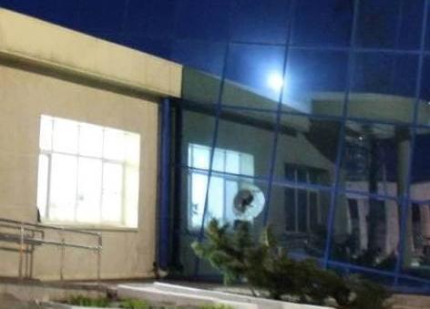 Хорошо отпраздновал юбилей друга. Мужчина разбил окно гродненского кинотеатра тротуарной плиткой