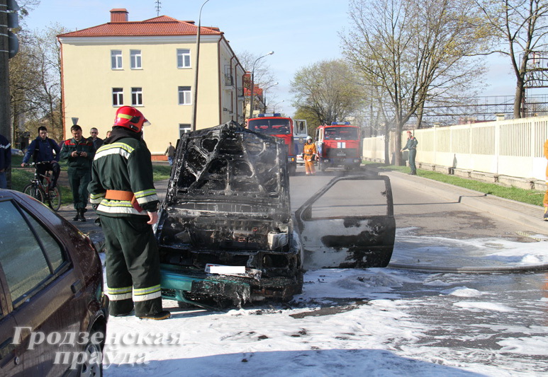 В Гродно на улице Красноармейской  произошло возгорание автомобиля (ФОТО)