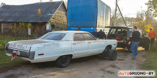 В деревне возле Гродно 15 лет хранился шедевр - Chrysler Newport 1972