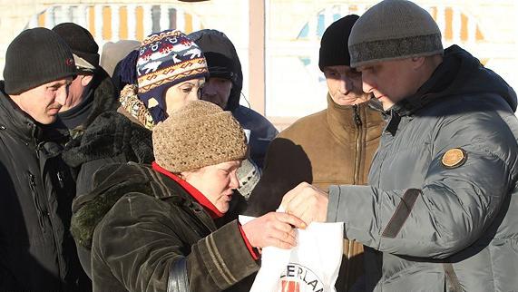 Пункты обогрева, топливо для печей и автопомощь: Красный Крест в Гродно продолжает акцию "Зима 2018"