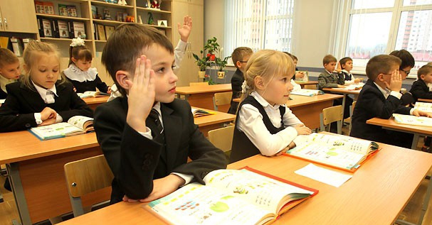 Звонок  на первый урок. Школьники привыкают к новому расписанию
