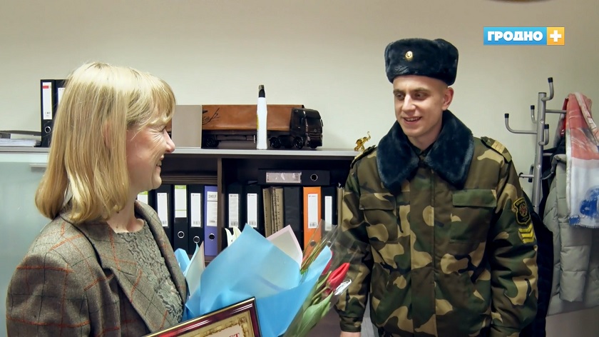 В Гродно солдаты-срочники поздравили матерей с 8 Марта прямо на рабочем месте