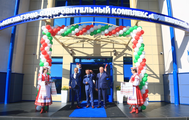На радость взрослым и детям. В Мостах после реконструкции открыли обновленный ФОК «Принеманский» с двумя бассейнами и саунами (+видео)