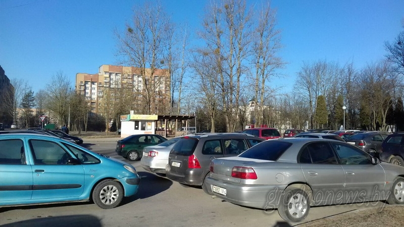 Почему автобусам трудно развернуться? Площадка превратилась в парковку