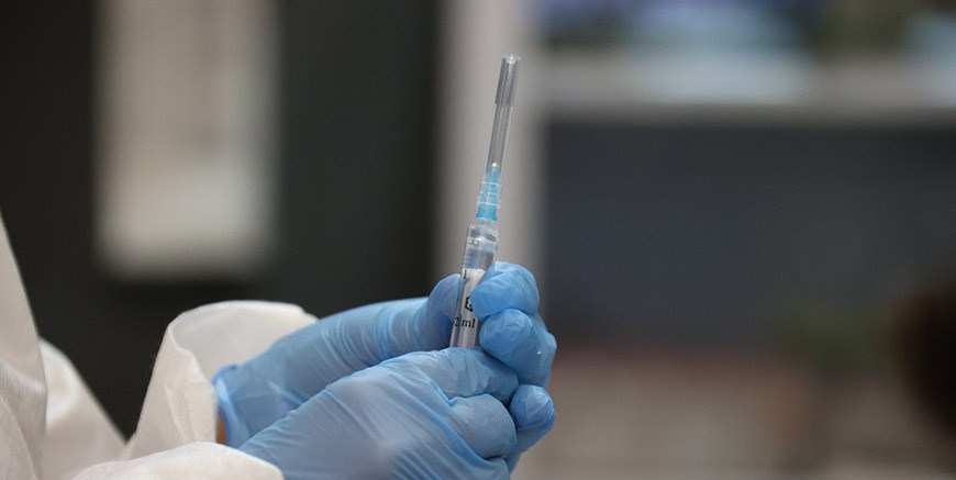 Эксперты: вакцина хорошо защищает от госпитализации при заражении омикроном