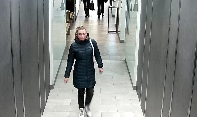 Женщина украла из магазина одежды на сумму 350 рублей: ее разыскивает УВД