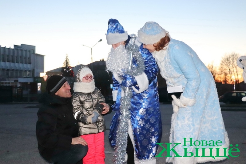 Тысячи огней, буря праздничных эмоций и близкий праздник. Как в районах зажгли иллюминацию на елках