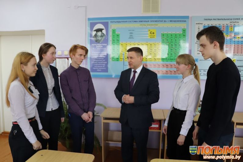 В студенты без экзаменов. Помощник Президента Республики Беларусь – инспектор по Гродненской области Иван Лавринович встретился с учениками аграрного класса Райцевской средней школы