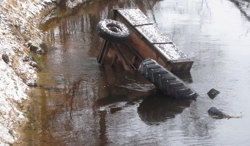 Один утонул, второй погиб от переохлаждения. Как трактор с водителем и пассажиром оказался в Щаре? 
