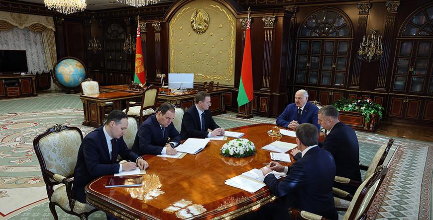 Александр Лукашенко принял доклад Нацбанка, выступив за здоровую конкуренцию в решении важных для страны вопросов