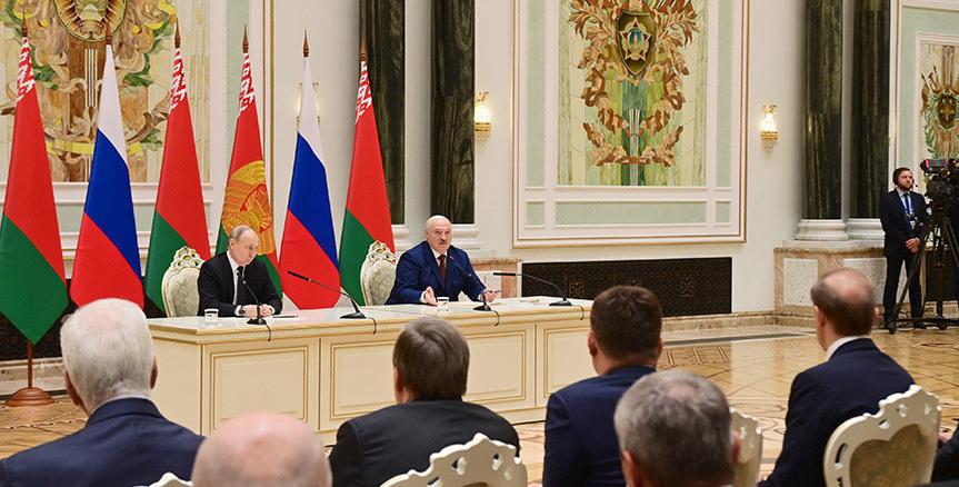 Переговоры с Владимиром Путиным, "ядерное оружие" в политике и обороне, разумный контроль и назначения силовиков. Итоги недели Президента Беларуси