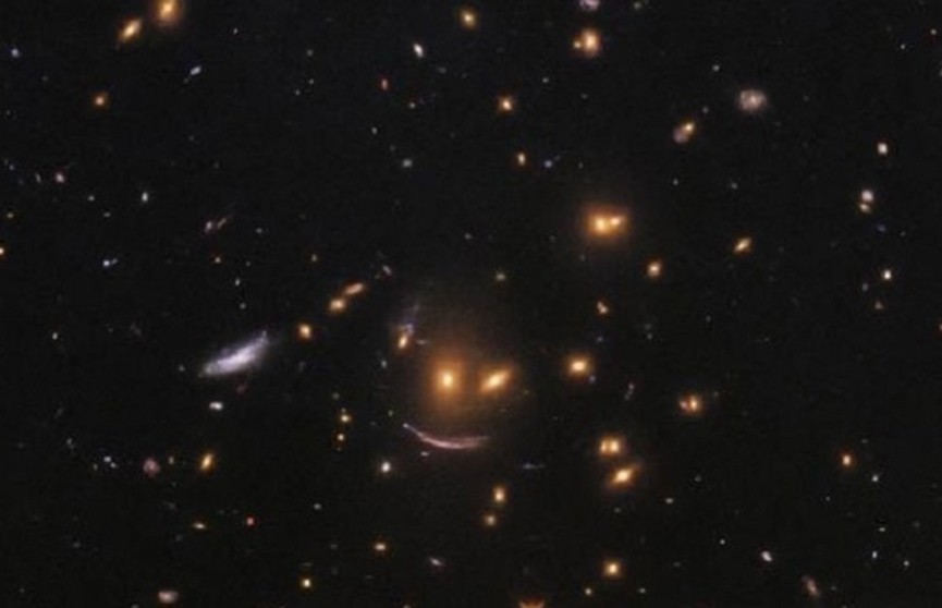 Hubble сфотографировал гигантский смайлик 