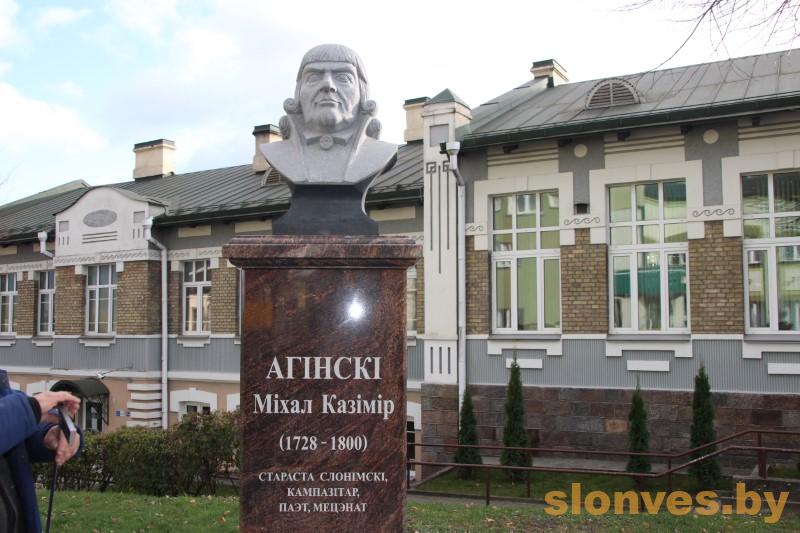 В мраморе. В Слониме установили памятник Михалу Казимиру Огинскому