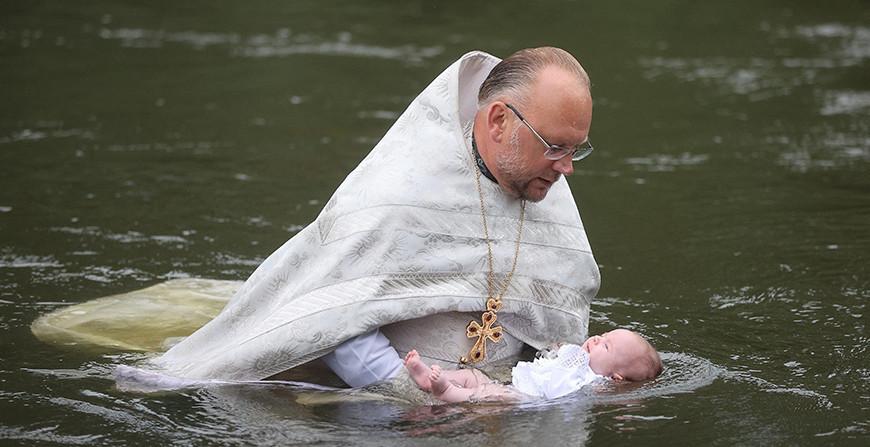 Обряд крещения прошел на берегу Немана близ Свято-Елисеевского Лавришевского мужского монастыря
