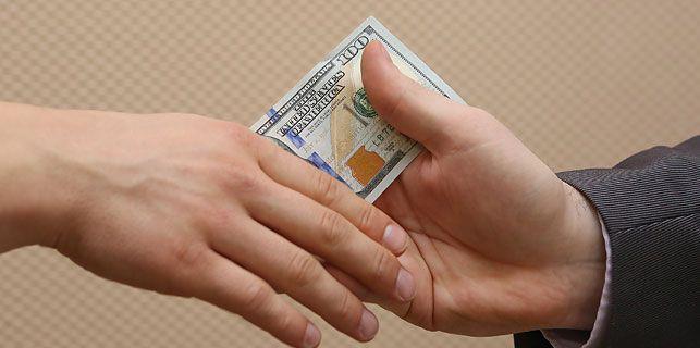 Пьяная автолюбительница хотела дать взятку сотрудникам ГАИ: женщину задержали