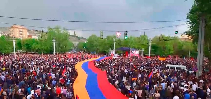 В Армении масштабные акции протеста: митингующие требуют отставки премьера и правительства