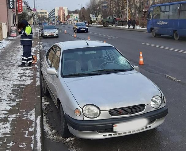 В Лиде пенсионерка переходила дорогу в неположенном месте и попала под колеса иномарки