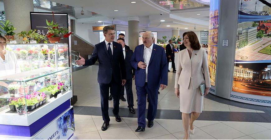 Александр Лукашенко посещает торговый центр "Столица" в Минске