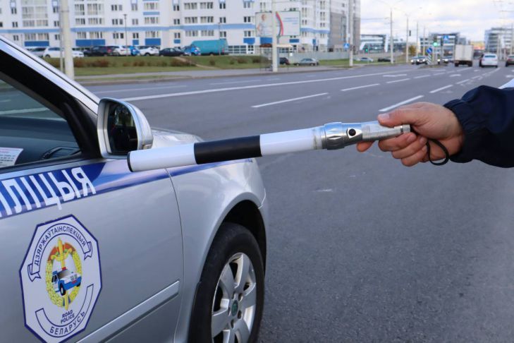 Должен ли водитель представляться во время проверки документов? ГАИ напоминает Правила дорожного движения