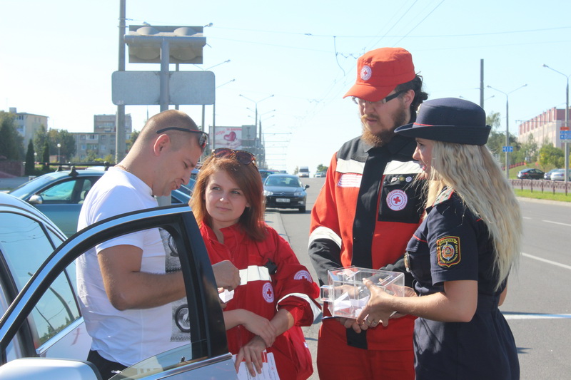Волонтеры Красного Креста учили гродненских водителей оказывать первую медпомощь