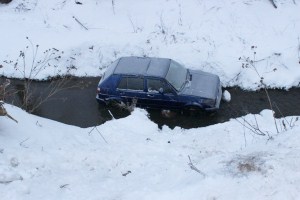 В Гродно легковушка сорвалась с обрыва в реку