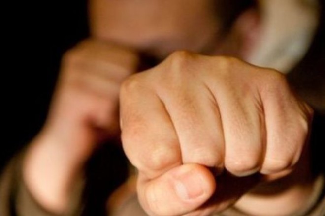 Нетрезвый гродненец ударил подростка. Ему не понравилась прическа несовершеннолетнего 