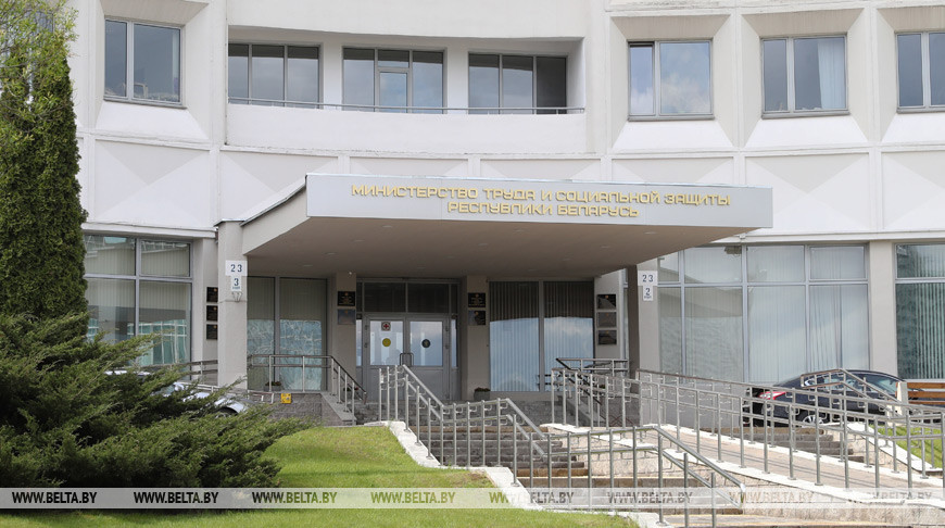 Соцработникам с 1 января увеличат зарплаты