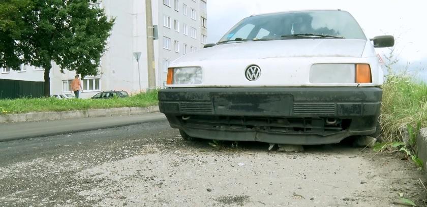 В Гродно дорожная служба положила асфальт вокруг припаркованного авто