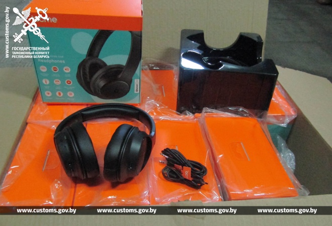 Незаконнный ввоз партии беспроводных наушников, весов и другой техники стоимостью более 640 тысяч рублей пресекли гродненские таможенники