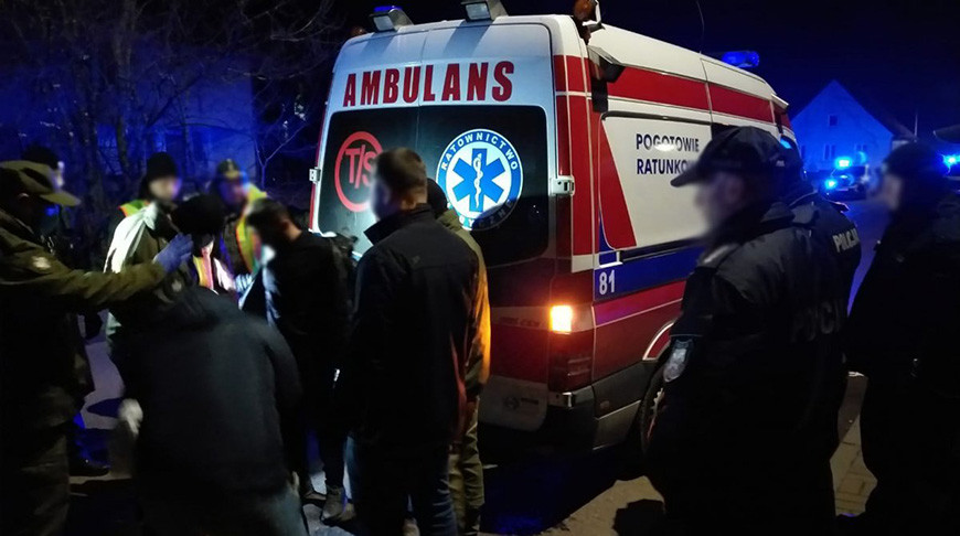 Двое жителей Польши пытались перевезти 18 мигрантов, замаскировав машину под скорую