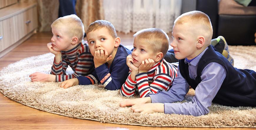 Какие вопросы воспитания несовершеннолетних детей можно урегулировать нотариально, разъясняет юрист