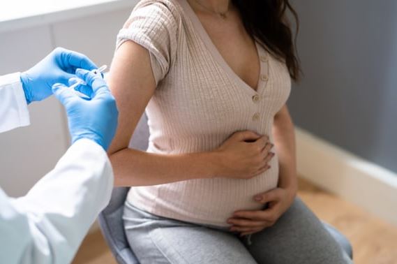 Одна защита на двоих. Заведующая женской консультацией объяснила, почему важно получить прививку против гриппа беременным женщинам