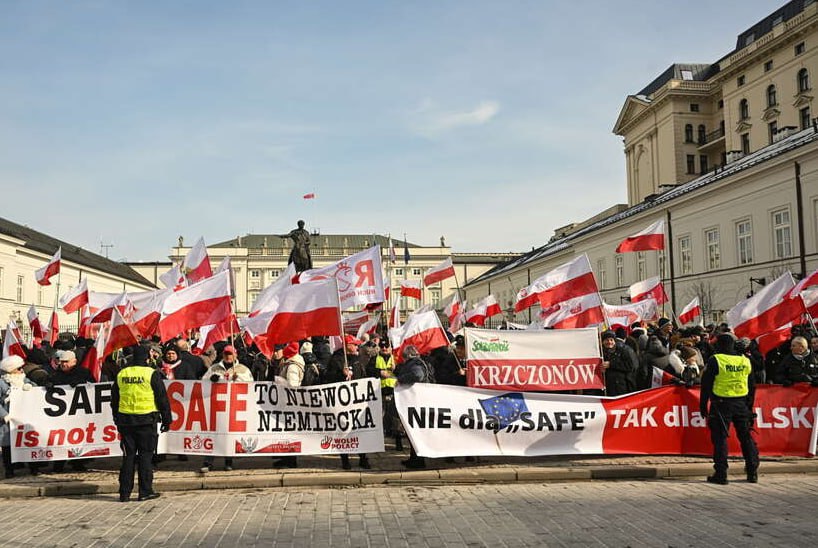 Поляки вышли с протестом к президентскому дворцу  
