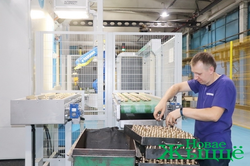 Многокоординатный роботизированный комплекс запустили на Новогрудском заводе газовой аппаратуры