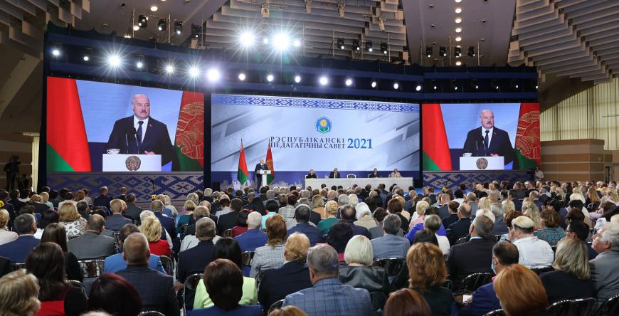 Александр Лукашенко: школа не может быть вне политики. Педсовет