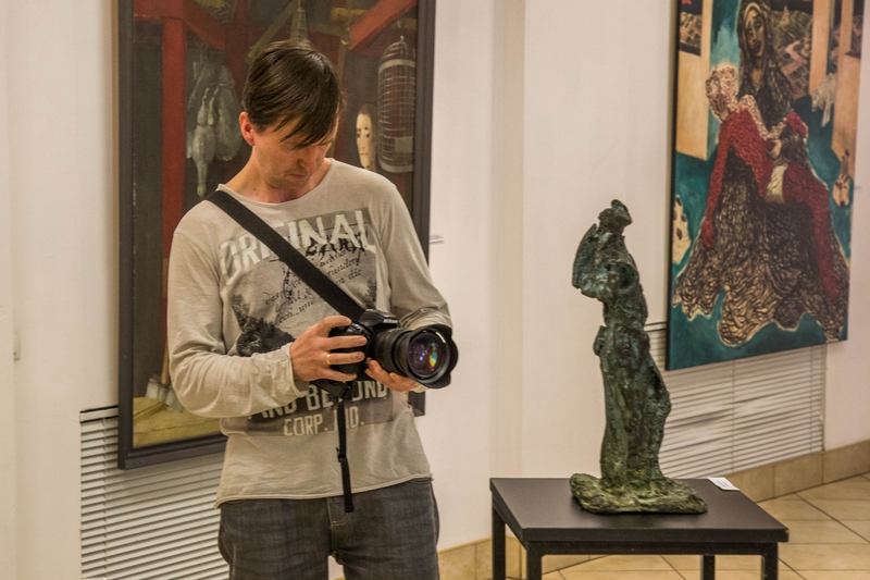 Картины-рентгены, парящие орлы и немного реализма: в Гродно открылась выставка художников из Сопота