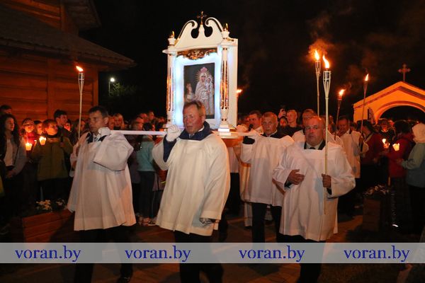 Сотні паломнікаў прыбылі ў Тракелі, каб пакланіцца Дзеве Марыі і аддаць ёй у апеку свае сем’і