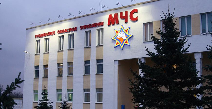 Гродненские спасатели достали упавшего в 3-метровый смотровой колодец мужчину