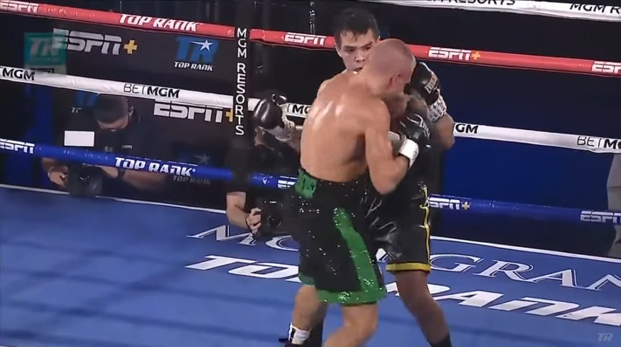Белорусский боксер Иван Баранчик уступил в бою за титул WBC Silver