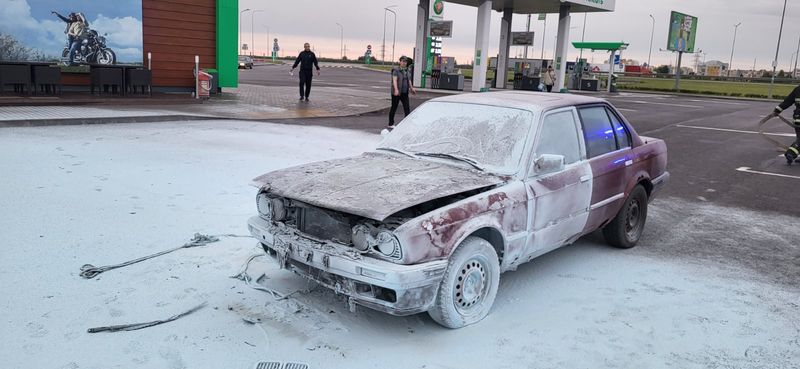 В Скиделе на парковке возле АЗС горел автомобиль