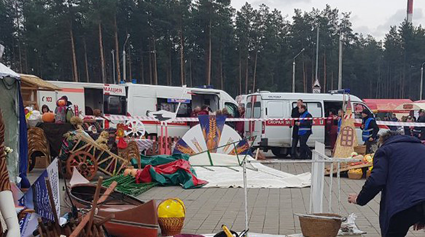 Ветер опрокинул палатку возле "Борисов-Арены": три человека попали в больницу