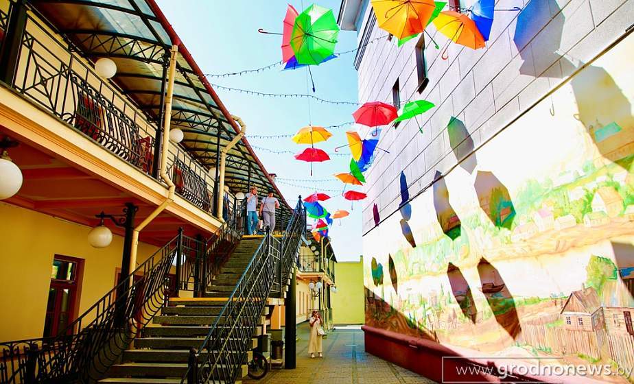 Фотофакт: в Гродно появилась красочная инсталляция из парящих зонтов