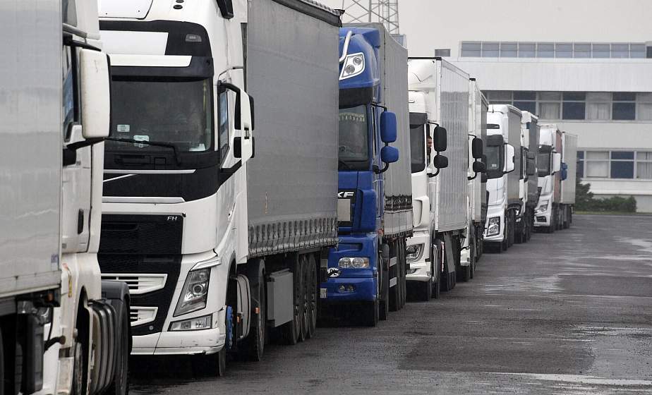 Более 1100 большегрузов ожидают въезда в ЕС